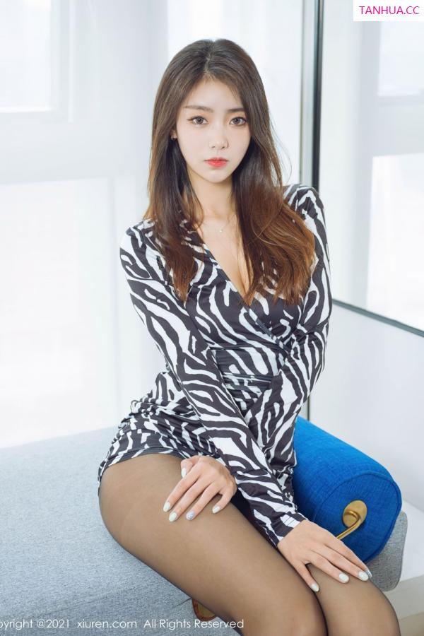 可乐Vicky  清纯美女可樂Vicky 斑纹短裙狂野气息第10张图片